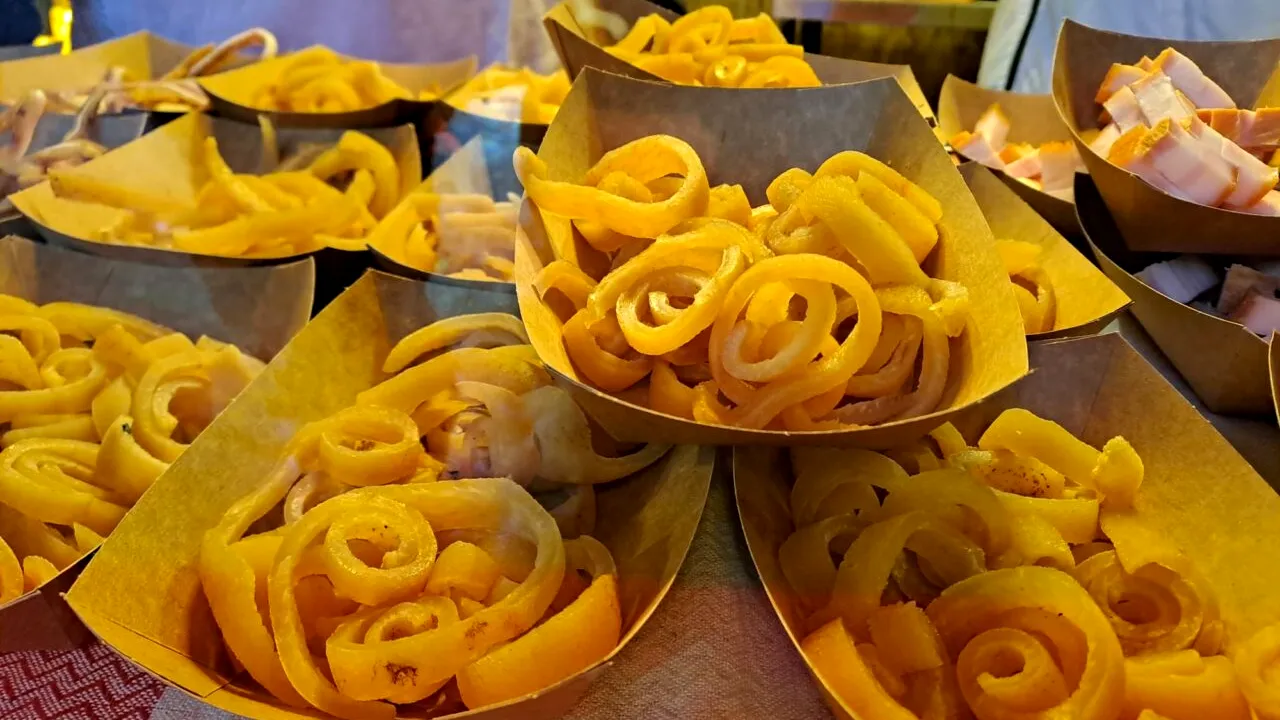 Târgul de Crăciun 2024. Cât a ajuns să coste o porție de ȘORICI. Românii își fac cruce când află prețul