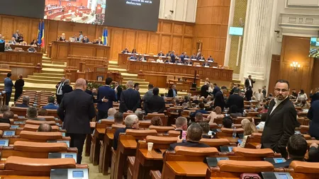 A început ședința de învestire a Guvernului Veștea. 358 de aleși sunt în sală. Simion anunță că AUR părăsește sala. UDMR face la fel