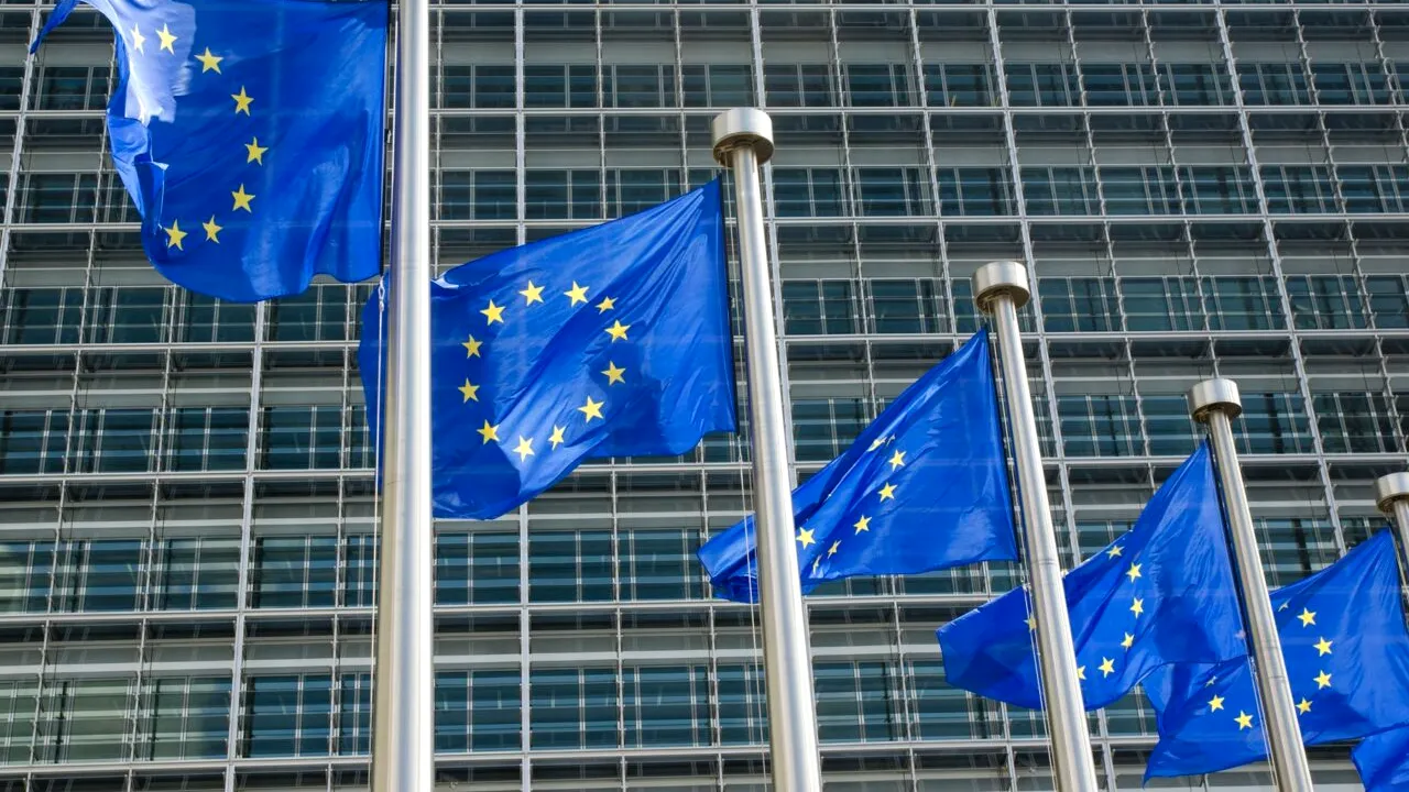 Bloomberg: UE a pregătit măsuri de URGENȚĂ pentru protejarea economiei de taxele comerciale impuse de Trump