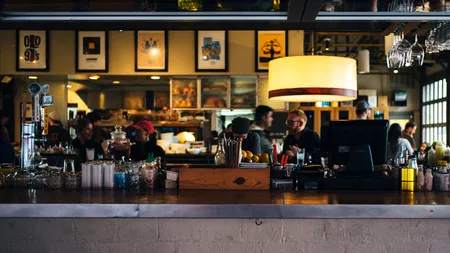 COVID-19: Noi restricții aplicate în județul Iași. Restaurantele și cafenele se închid, iar nunțile sunt interzise în două localități cu rata de infectare de 3 la mie