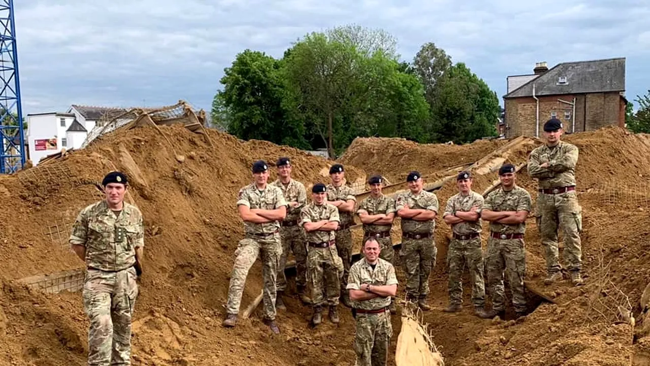 Lacrimi într-un oraș metropolă după ce o bombă din al Doilea Război Mondial a fost detonată într-un cartier locuit - FOTO