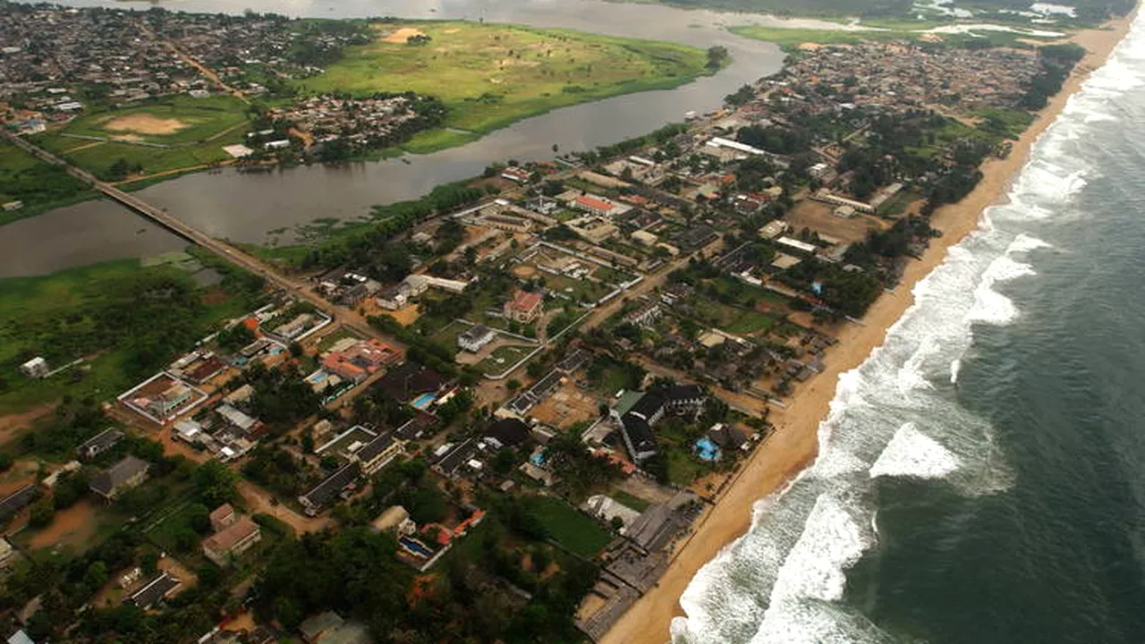 Cel puțin 16 persoane au fost ucise într-o stațiune balneară din Coasta de Fildeș, frecventată de turiști occidentali. UPDATE