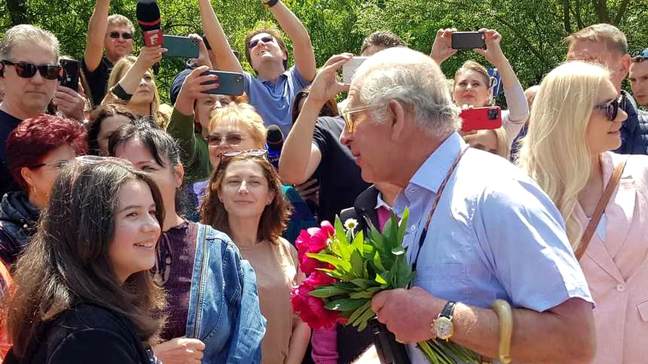 Regele Charles al III-lea, PLIMBARE în natură în apropiere de Valea Zălanului. Monarhul britanic a discutat cu turiştii aflaţi în zonă