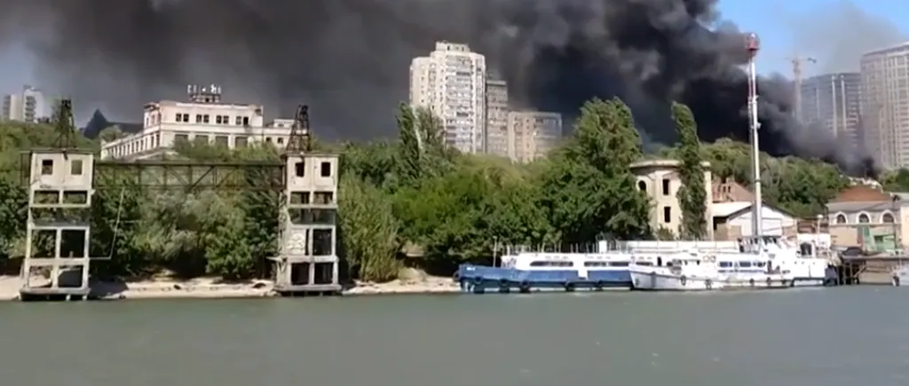 Imagini de coșmar din Rusia, în apropierea Mării Negre: Un incendiu devastator s-a întins pe 10.000 de metri pătrați. VIDEO