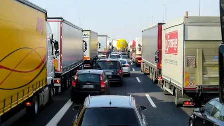 Accident grav pe un drum din România: Șoferul unui microbuz plin cu pasageri a murit la volan