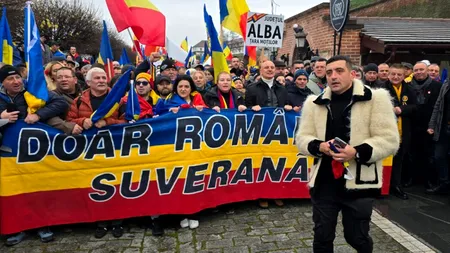 Cei de la AUR, alături de sute de simpatizanţi, îl așteaptă pe Calin Georgescu la Monumentul Unirii din Alba Iulia, de 1 Decembrie