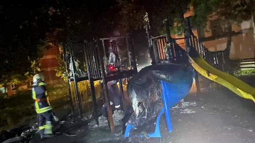 Un loc de joacă pentru copii din Suceava a fost cuprins de flăcări. Ce au descoperit pompierii