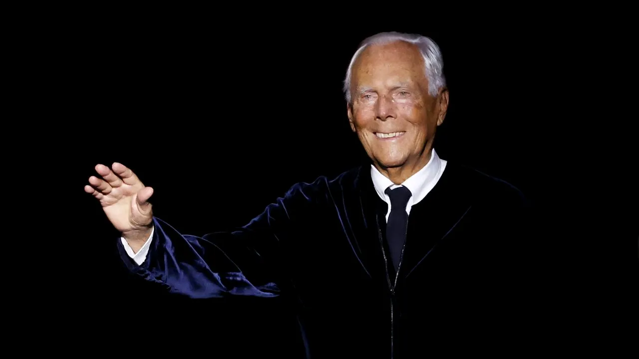 Giorgio Armani, considerat „REGELE MODEI”, a murit la vârsta de 91 de ani