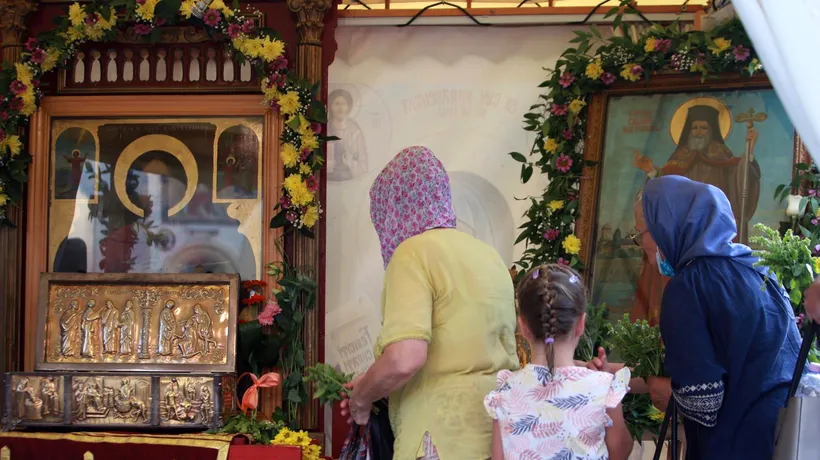 Moaștele Sfântului Calinic de la Cernica au ajuns la Biserica „Sf. Pantelimon – Foişorul de Foc”. Procesiunea a început, luni seară - FOTO