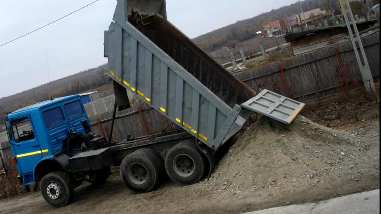 Grav accident în București: o basculantă cu nisip S-A RĂSTURNAT peste un autoturism în care se aflau patru persoane. A fost chemată „Descarcerarea