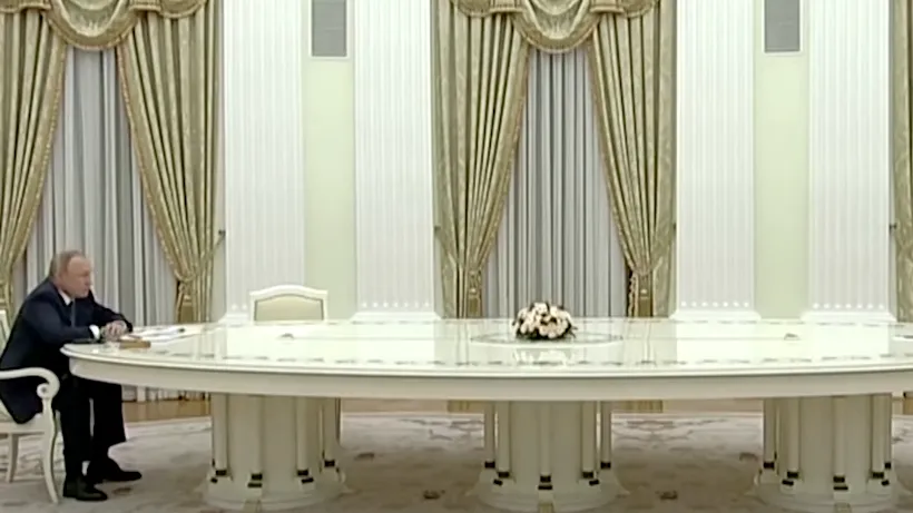 Cine a construit masa albă la care Putin a discutat cu liderii occidentali. Astăzi ar costa „probabil 100.000 de euro”