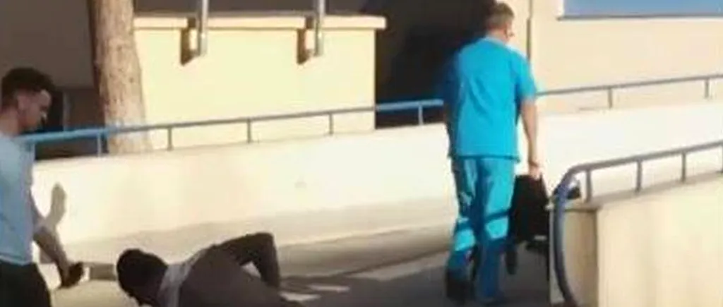 Un pacient a fost filmat TÂRÂNDU-SE PE ASFALT, lângă infirmier: Și-a smuls branula, ne-a înjurat și A REFUZAT să se întoarcă