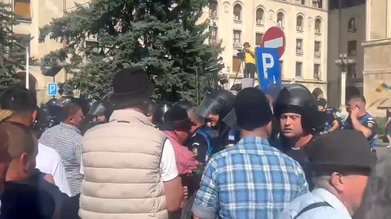 Scandal la protestul oierilor. Fermierii au forțat gardurile de protecție, pentru a intra în sediul ANSVSA. Jandarmii au folosit gaze lacrimogene