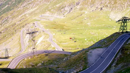 Circulația peTransfăgărășan este BLOCATĂ din cauza căderilor masive de pietre de pe versanți