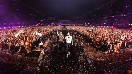 Record de infectări cu SARS-Cov-2 în perioada Festivalului UNTOLD, unde spectatorii nu prea poartă mască, deși este obligatorie. Nici primarul Emil Boc nu a făcut excepție (FOTO)