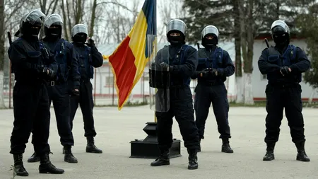 Gardienii care păzesc pușcăriile românești, înarmați cu AKM-uri vechi, model 1963 și muniție rămasă de la Revoluție