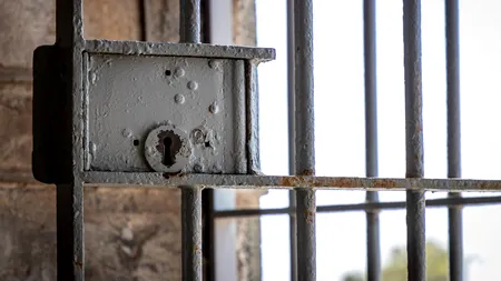 Un stat le impune persoanelor cu teste pozitive COVID-19 să se izoleze, iar cei care refuză vor fi condamnați la 6 luni de închisoare