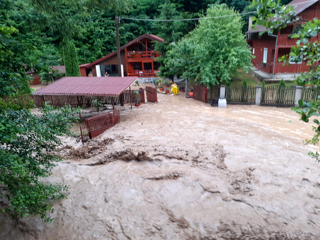 Hunedoara: Patru sate izolate după ploile din ultimele ore