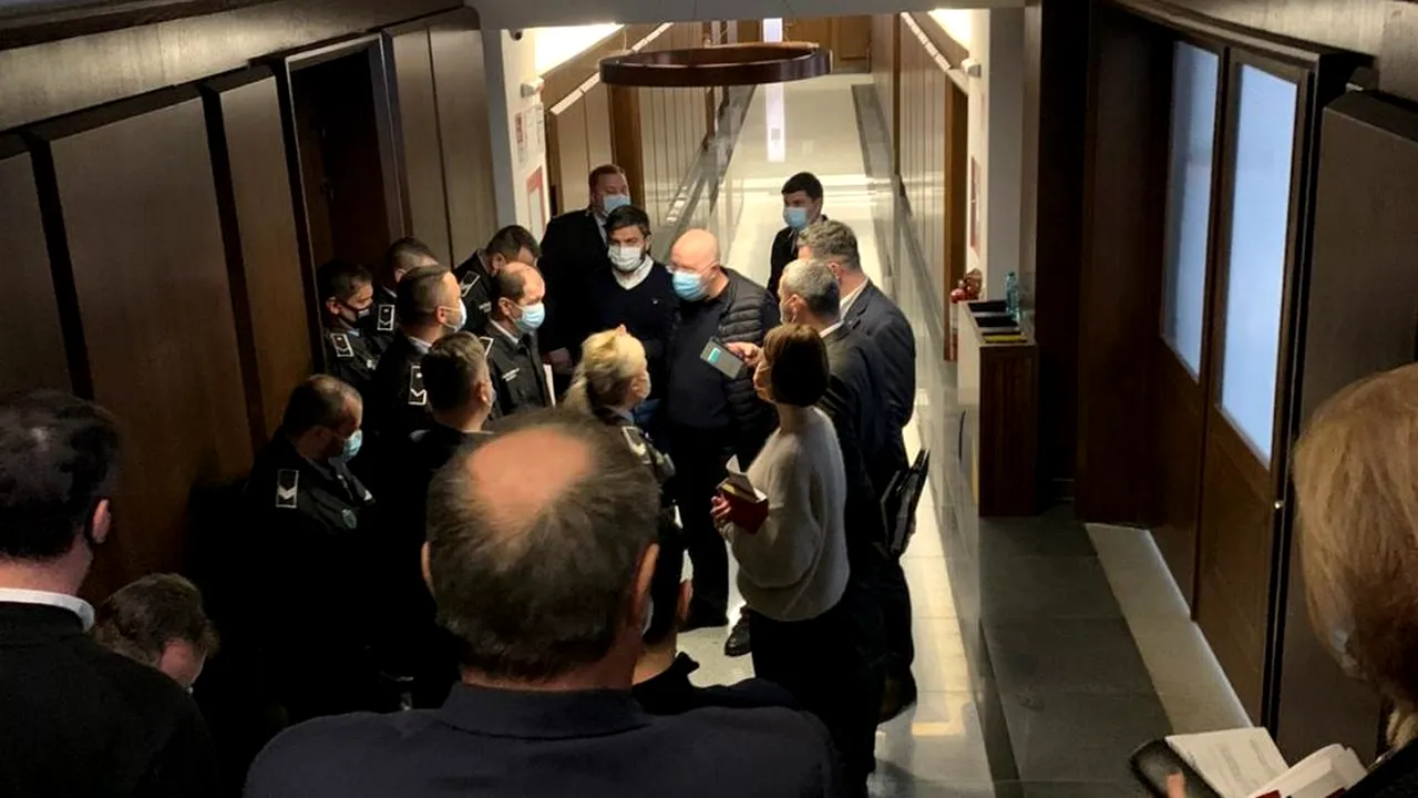 UPDATE - Scandal la Primăria Capitalei! Aurelian Bădulescu a vrut să intre peste Nicușor Dan, în sala de ședințe! „E o panaramă de primar” (SURSE)