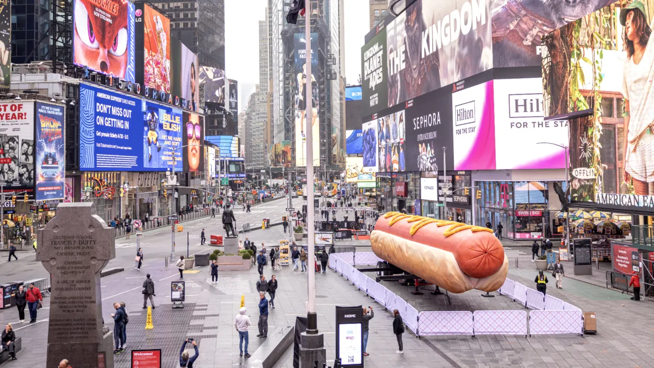Un hot-dog de 20 de metri a fost amplasat în Times Square pentru a celebra cea de-a 250-a aniversare a SUA. Ce mesaje au vrut să transmită artiștii
