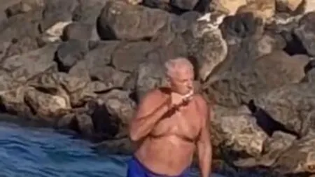 Un turist se spală pe dinți la malul Mării Negre