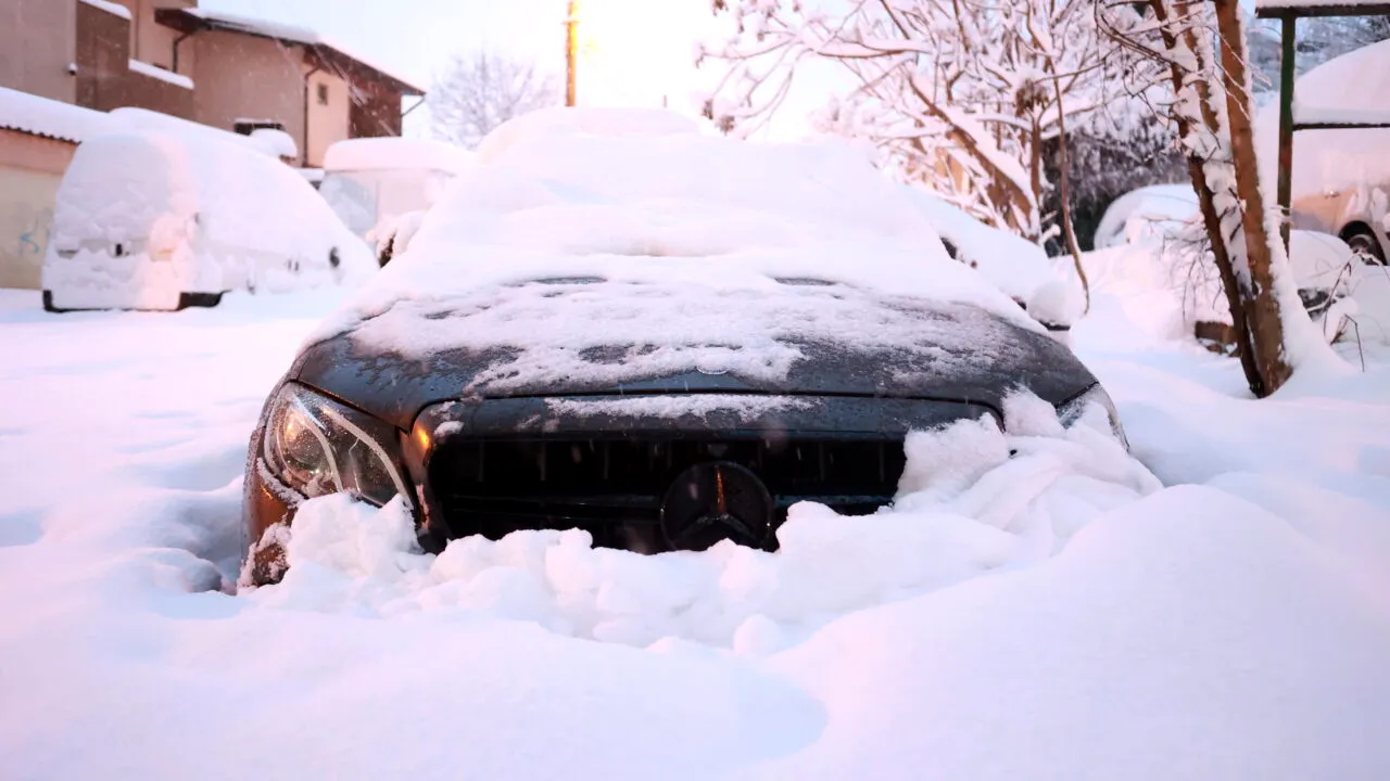 Viscolul puternic a închis 13 sectoare de drumuri judeţene și naționale. Mai multe autoturisme au rămas blocate în Ialomița. Lista zonelor afectate