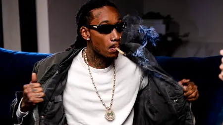 Rapperul american Wiz Khalifa, care a fumat cannabis la festivalul „Beach, Please!“, a fost condamnat la 9 luni de închisoare în România