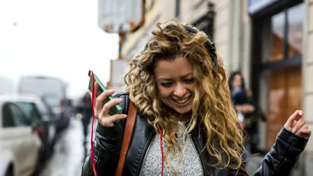 Căștile, un pericol pentru auz. Ce tipuri de dispozitive AUDIO folosesc oamenii și care sunt cele mai periculoase