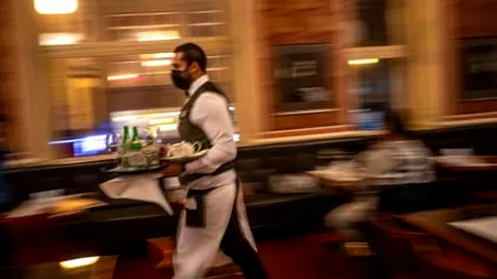 Industria ospitalității din Marea Britanie va lansa actiuni legale împotriva planurilor guvernului de a închide puburile și restaurantele