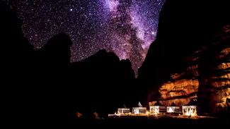 Un tiktoker surprinde pe toată lumea: a arătat o locuință neobișnuită pe Airbnb — un pat în mijlocul deșertului