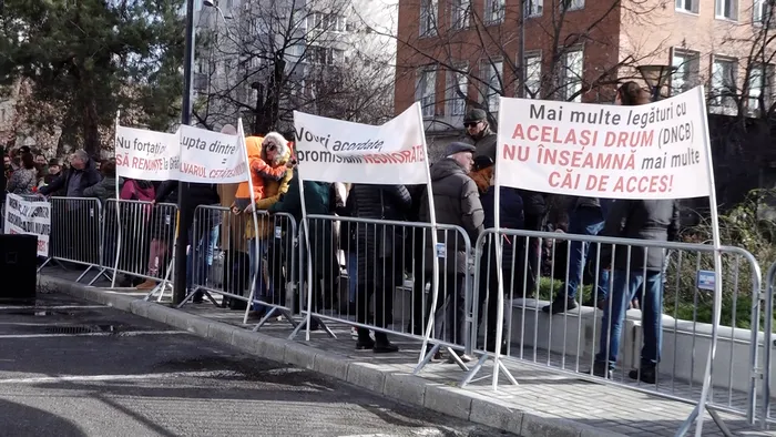 Zeci de locuitori ai cartierului Greenfield Băneasa au protestat în fața Primăriei Sectorului 1 după închiderea drumului de acces către București