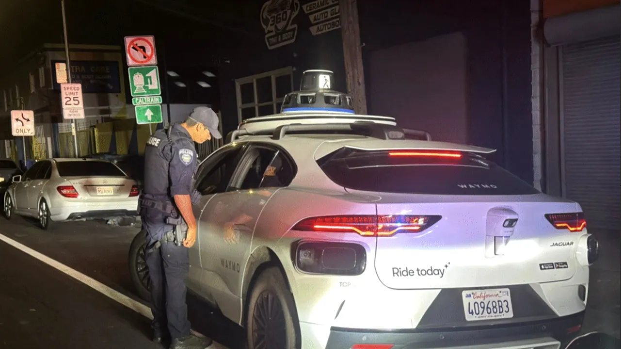 O mașină fără șofer a fost AMENDATĂ în America. 