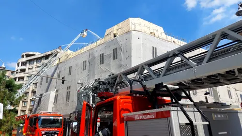 FOTO - Incendiu la o clădire monument istoric, situată pe Calea Victoriei / La fața locului acționează 10 mașini de pompieri