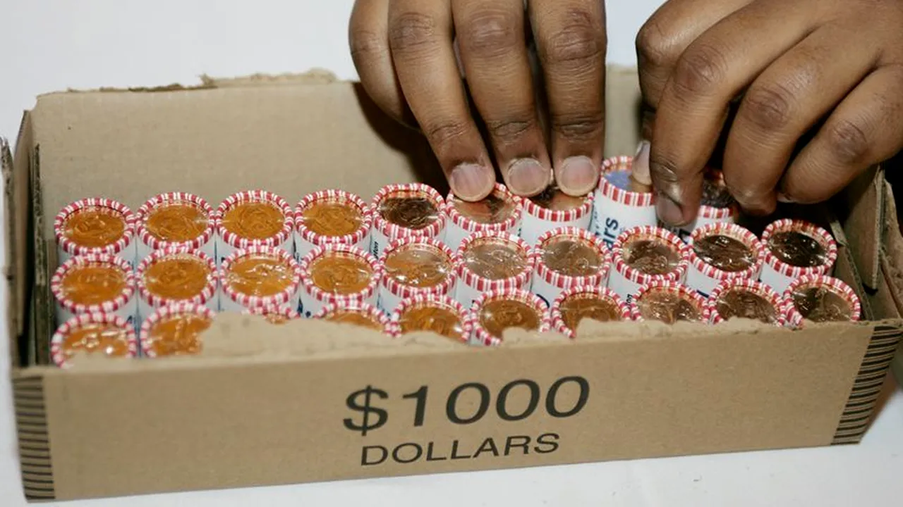 Răzbunarea unui tată furios: a plătit 150.000 de dolari în 4 tone de monede