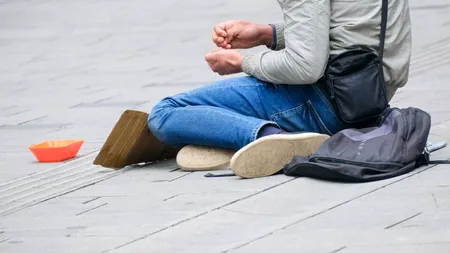 Cât câștigă un cerșetor român pe străzile din Londra. Sumele sunt considerabile!