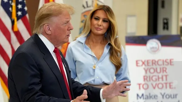 Alegeri în SUA. Trump, care odinioară numea votul anticipat „ridicol”, a votat la o secție din Palm Beach, Florida, alături de Prima Doamnă. Ce a transmis presei de la urne