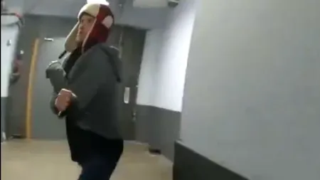 Bărbat, ÎMPUȘCAT mortal după ce s-a năpustit cu o furculiță de plastic asupra un grup de polițiști. Acesta a încercat să-i smulgă arma unei polițiste