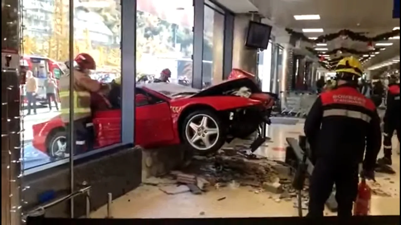 Un bătrân a intrat cu Ferrari într-un mall