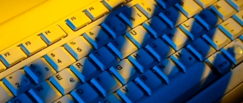 O grupare de infractori cibernetici, cercetată în 15 state, a fost destructurată în România