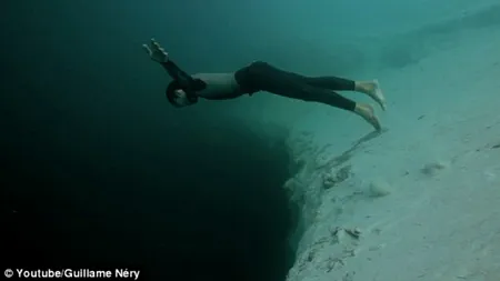 Salt în abis. Imagini spectacoloase din cea mai mare peștere subacvatică