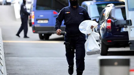 Scandal cu macete și sprayuri lacrimogene la Cluj, în fața unui local. Au intervenit mascații