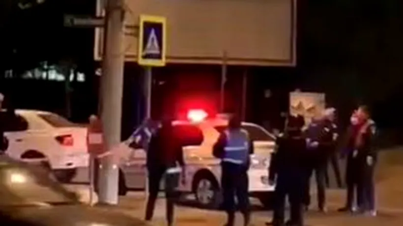 VIDEO. Un bărbat s-a urcat pe un stâlp în fața Palatului Cotroceni. A amenințat că se aruncă dacă nu vine Klaus Iohannis