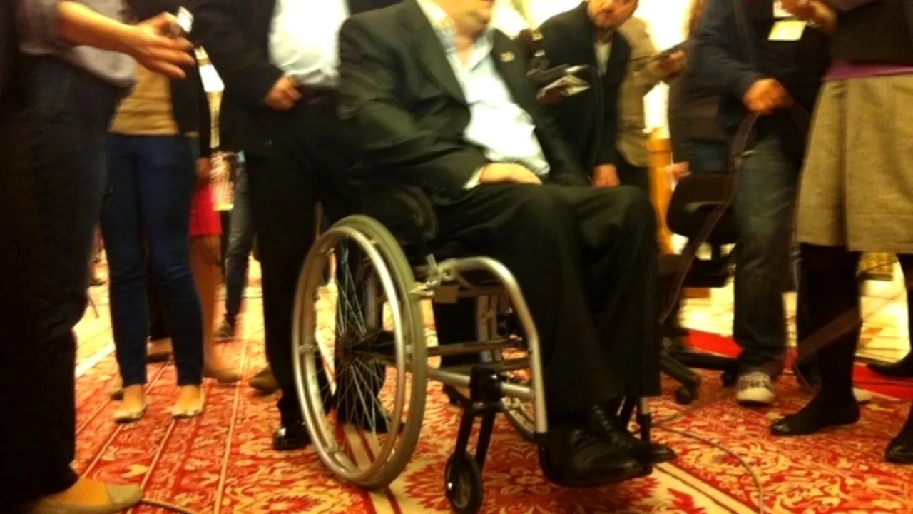 MOȚIUNEA DE CENZURĂ. PSD-istul Chisăliță a venit la Parlament în scaunul cu rotile