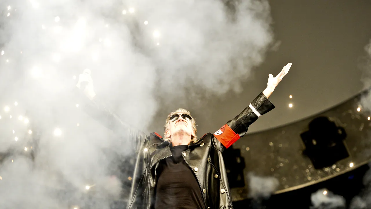 DĂRÂMĂ ZIDUL. Un militar român care s-a întâlnit cu Waters: A reușit să dărâme un zid întins pe tot estul Europei. GALERIE FOTO