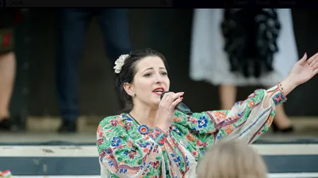 Povestea româncei care a impresionat o țară cântând „Acasă-i România