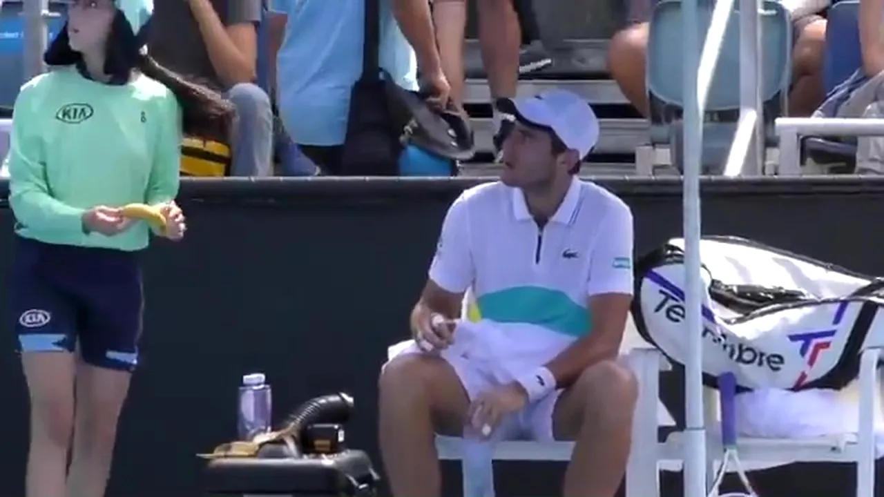 Australian Open | Un jucător de tenis i-a cerut ceva bizar fetei de mingi care i-a adus o banană VIDEO