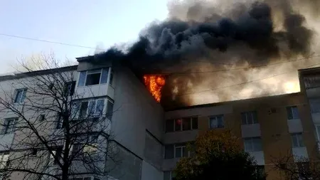 EXPLOZIE urmată de INCENDIU într-un bloc din Piatra Neamț. Pompierii caută posibile VICTIME în fiecare apartament 