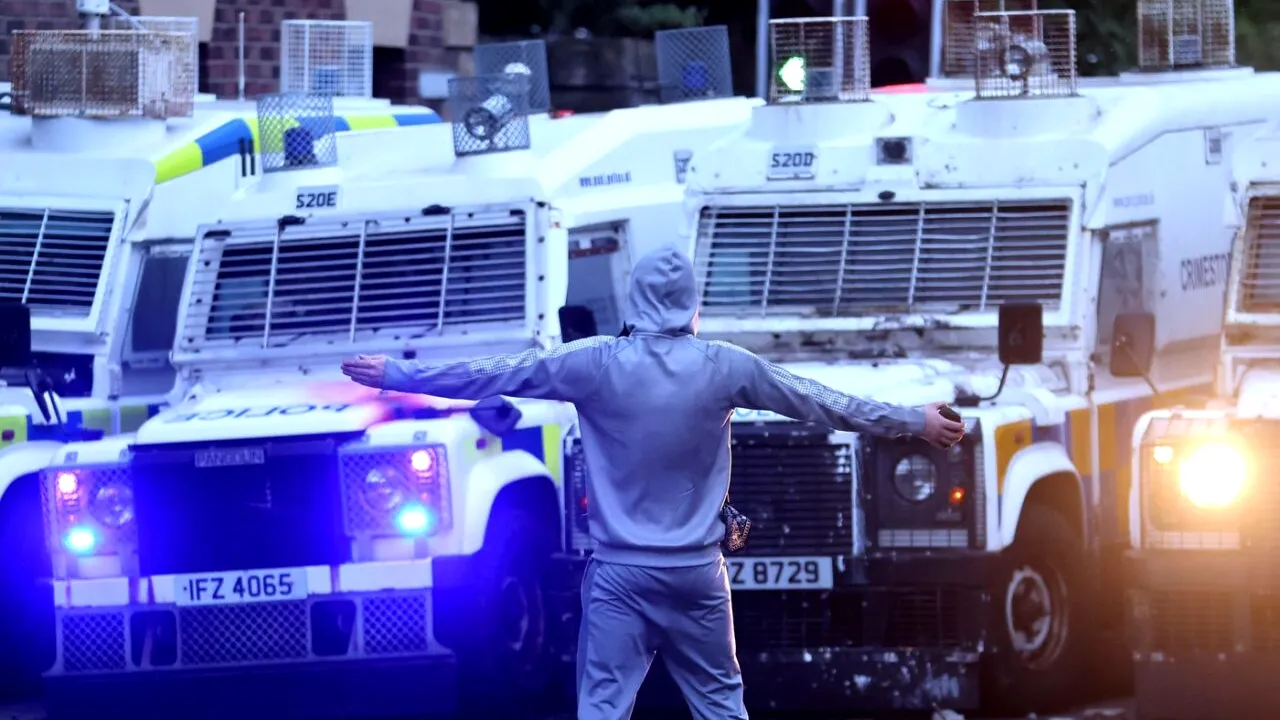 A treia noapte de VIOLENȚE în Irlanda de Nord: Un adăpost pentru refugiați, INCENDIAT. Autocolante cu NAȚIONALITATEA rezidenților, lipite pe case