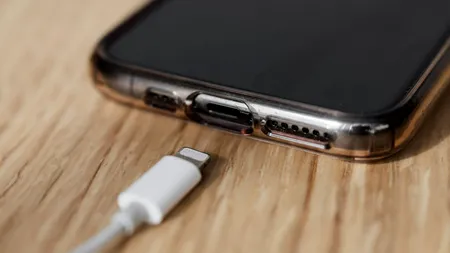 De ce nu e bine să încarci telefonul noaptea. Un expert avertizează