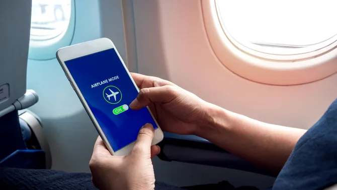 ANCOM avertizează! Pasagerii pot ajunge să plătească sute de euro, dacă nu își pun telefoanele pe „Modul Avion”, la bordul aeronavelor